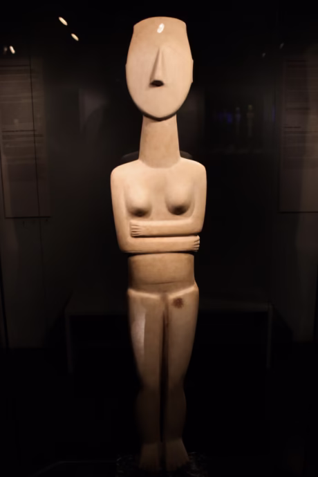 The largest figure in the museum is a 1.4 m tall female (but only 28 cm wide) of the Spedos variety.