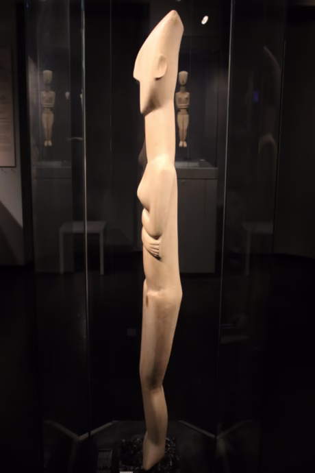 Side view of the largest figure in the museum is a 1.4 m tall female (but only 28 cm wide) of the Spedos variety.