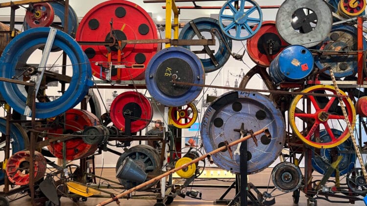 The current permanent exhibition La roue = c’est tout (The wheel = that’s all), on view until at least 2026, traces Tinguely’s career from the mid-1950s onward.
